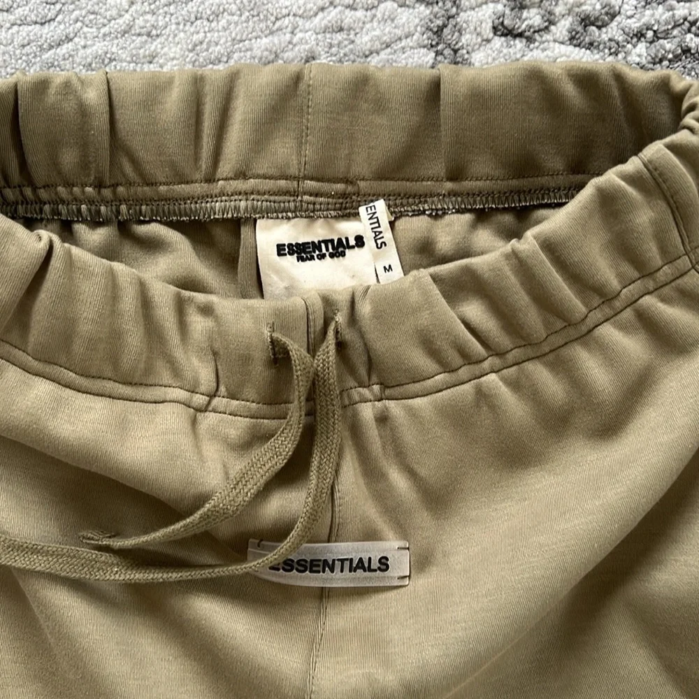 Essentials medium size short - Picture 2 of 2